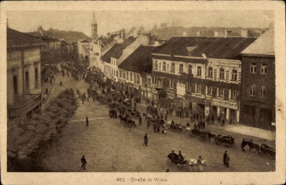 KP Wilno Wilno Litwa, ulica w tłumie, dorożka konna, architektura historyczna