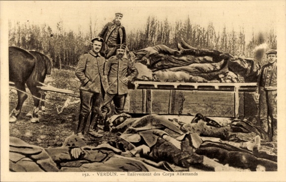 Postcard Battlefield of Verdun, French soldiers, transport of German casualties, 1st World War