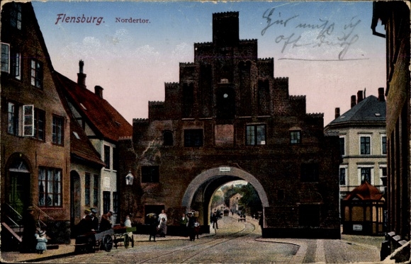 Ak Flensburg in Schleswig Holstein, Nordertor in  Gebäude mit bunten Farben, Menschen auf der Str