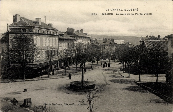 Postcard Maurs Cantal, Avenue de la Porte-Vieille, French architecture, street view