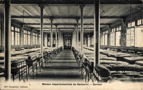 Ak Nanterre Hauts de Seine, Dortoir mit Bettenreihen, hohe Decken, Säulen, große Fenster, Schwarz