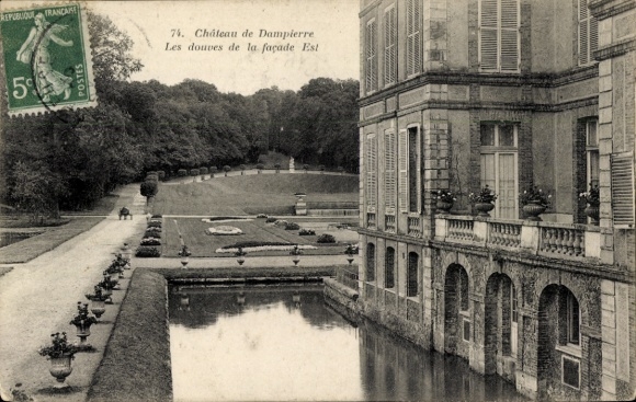 Ak Dampierre-Yvelines, Schloss, die Wassergräben der Ostfassade