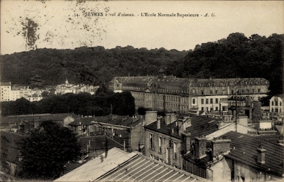 Postcard Sèvres Hauts-de-Seine, L'Ecole Normale Superieure, view of the city