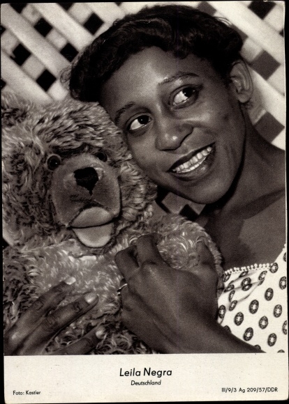 KP Singer Leila Negra, Portret z misiem, Marie Nejar