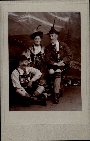 Kabinett Foto Frau und zwei Männer in Bayrischer Tracht, Lederhose, Fotograf Carl Müller, Berlin
