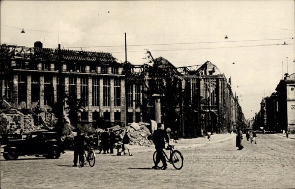 KP Berlin, Leipziger Platz z Wertheimhaus, cykl A z ruin kwitnie nowe życie