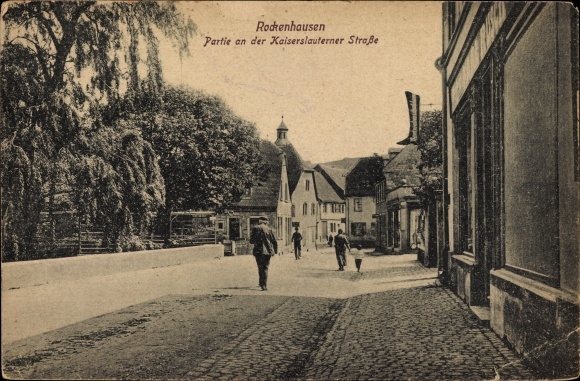 Postcard Rockenhausen in the Donnersberg district, section on Kaiserslautener Strasse, passers-by, shoe store