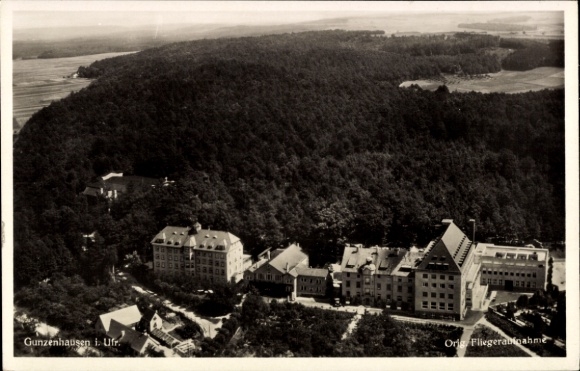 Ak Gunzenhausen in Mittelfranken, Luftaufnahme von  Wald, Gebäude, keine Persönlichkeiten, keine 