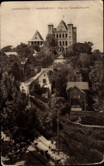 Ak Antananarivo Tananarive Madagaskar, Madagaskar,  Rue du Colonel-Gillon, Gebäude, Bäume, Straße