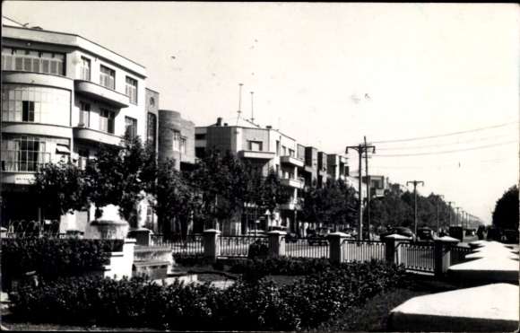 Ak Teheran Iran, Stadtansicht, Wohngebäude, Bäume, Straßenszene, Springbrunnen