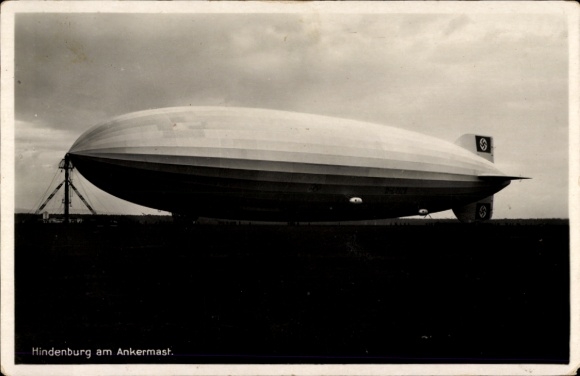 Ak Luftschiff Hindenburg am Ankermast, Zeppelin