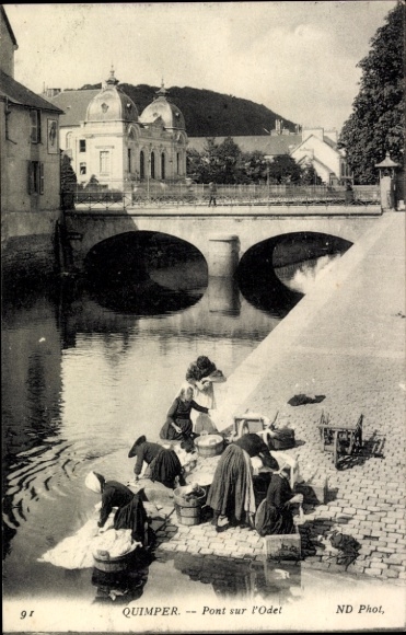 Postcard Quimper Finistère, bridge over the river, women washing, historical architecture
