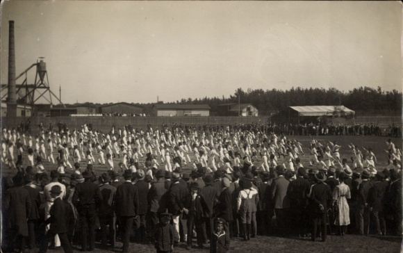 Photo Postcard Golßen in Lower Lusatia, gymnastics festival, mass gymnastics on the fairground, spectators