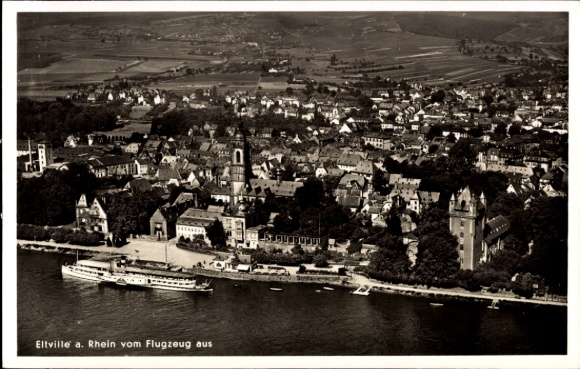 Ak Eltville am Rhein Hessen, Luftaufnahme von  Schiff am Ufer, Weinberge im Hintergrund