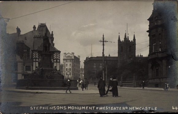 Photo Postcard Newcastle upon Tyne England, Stephensons Monument, Westgate Road