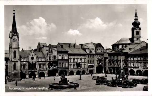 Ak Trutnov Trautenau Riesengebirge Region Königgrätz, Adolf-Hitler-Platz, historische Architek...