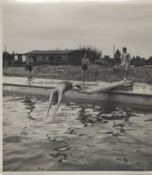 Original Fotos Berlin Tempelhof, Fritz Werner AG, Betriebsschwimmbad, um 1946,  ca. 12 x 13  cm