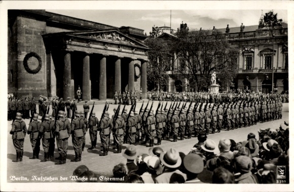 Postcard Berlin Mitte, Unter den Linden, raising the guard at the memorial