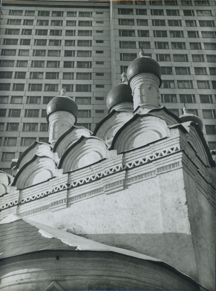 Foto Moskau Russland, Kirche St. Simeon vor einem Hochhaus