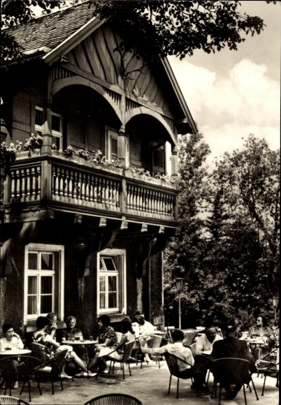 Ak Kamenz in Sachsen, Historisches Haus, Terrasse mit Gästen, Bäume im Hintergrund