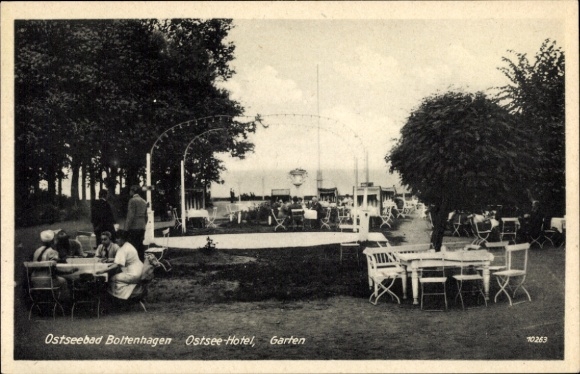 Ak Ostseebad Boltenhagen, Ostsee Hotel, Garten, Tische mit Stühlen
