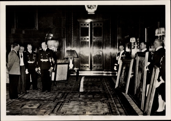 Photo Hoffmann, 3 paintings by the Spanish painter Zuloaga as a gift from Franco to Hitler, July 1939