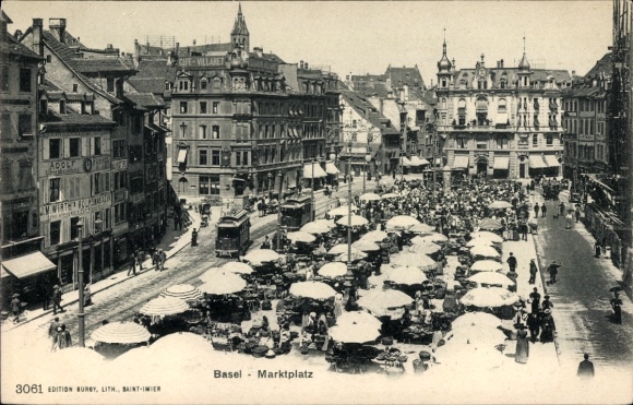 KP Basel, Szwajcaria, rynek w Bazylei, mnóstwo ludzi, stragany, parasole, tramwaj