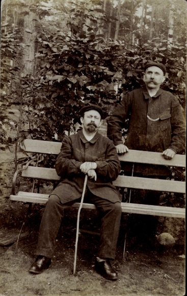 foto Ak Beelitz in der Mark, Heilstätten, twee mannen in het park