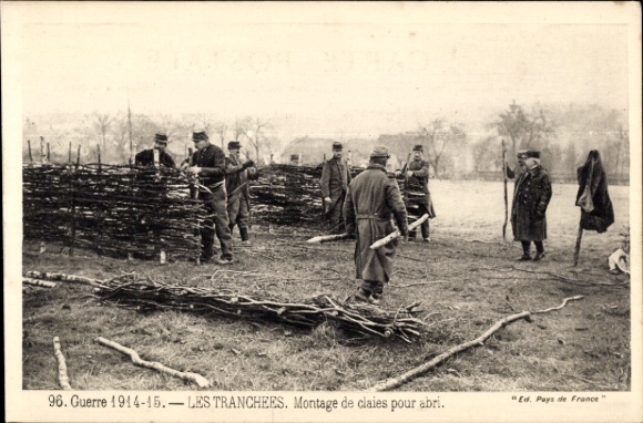 Ak Les Tranchées, Montage von Schirmen für Unterkünfte, französ. Soldat, Schützengraben, I. WK