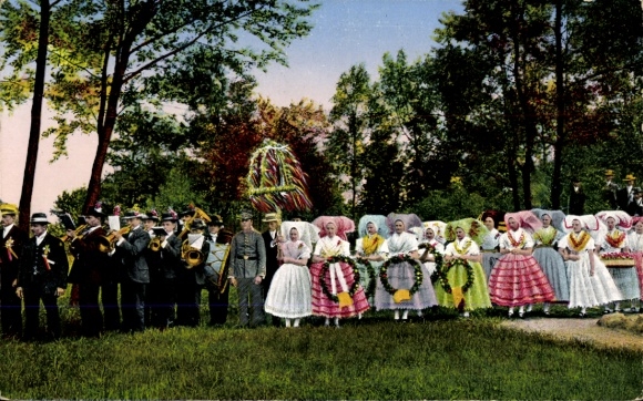 Ak Burg im Spreewald, kroonceremonie, installatie van de kroon, klederdracht