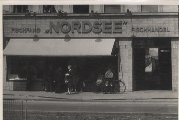 Original photo Berlin Steglitz, Schloßstraße 23, around 1946, approx. 13 x 18 cm