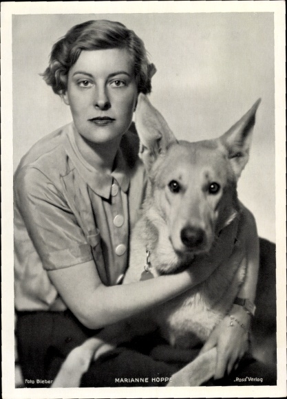 Photo actress Marianne Hoppe, portrait with dog