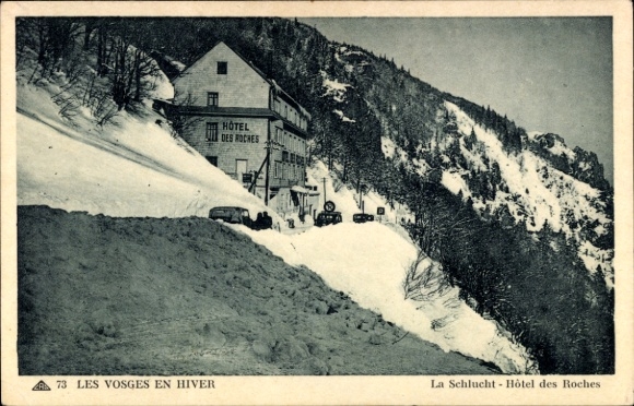 Ak Col de la Schlucht Vosges, Hôtel des Roches, Winterlandschaft, Berge, schneebedeckte Straße, A