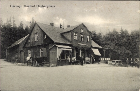 Postcard Friedrichroda in the Thuringian Forest, Gasthof Heuberghaus, rural wooden building, horse-drawn carriage, guests