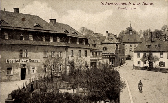 Ak Schwarzenbach an der Saale Oberfranken, Gasthof Zur Sonne, Ludwigstraße,  Gebäude, Fahrradfahr