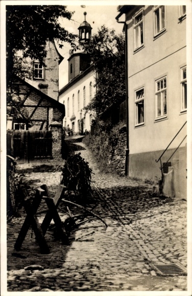 Ak Leutenberg in Thüringen, Schmale Gasse,  Gebäude, Kirche, Schwarz-Weiß-Foto