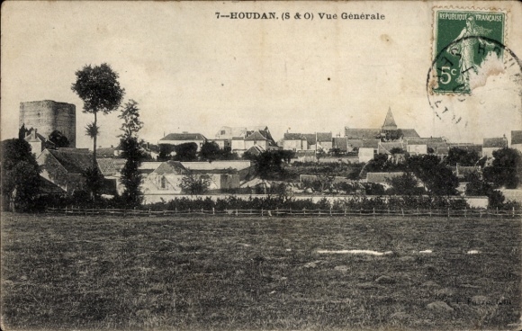 Ak Houdan Yvelines, Stadtansicht von Houdan mit Kirche, Bäumen und Häusern