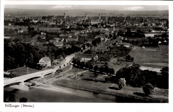 Ak Dillingen an der Donau , Luftaufnahme von  Flussansicht, Brücke