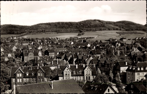 Ak Northeim in Niedersachsen, Blick auf NORTHEIM, viele Häuser, grüne Hügel im Hintergrund