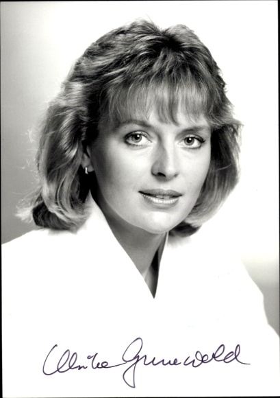 Photo filmmaker and presenter Ulrike Grunewald, portrait, autograph