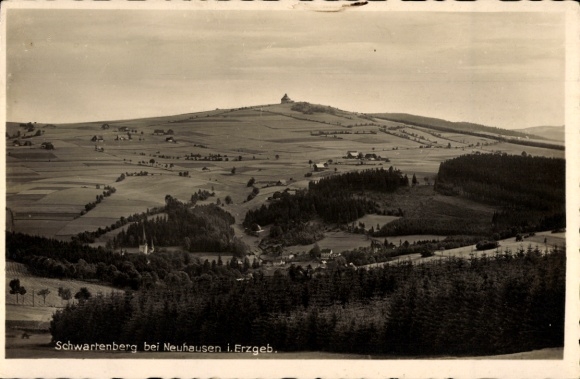Ak Neuhausen im Erzgebirge, Schwartenberg, hügelige Landschaft, Bäume, Wiesen, Gebäude im Tal