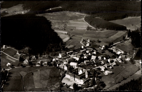Ak Friedenweiler im Schwarzwald, Luftaufnahme eines kleinen Dorfes, umliegende Natur,  Gebäude