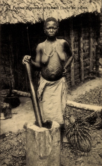 Ak Afrika, Femme Mayumbe préparant huile de palme, Afrilkanerin stellt Palmöl her, Barbusig