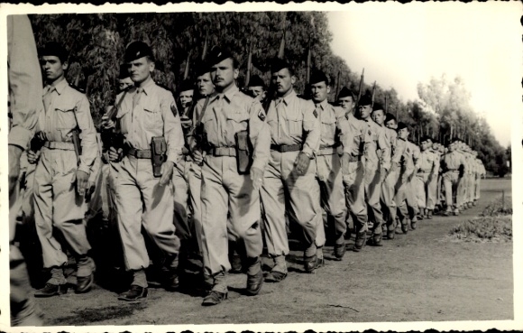 Photo Postcard Morocco, marching French soldiers, parade 14 July 1957