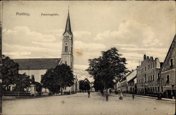 Postcard Plattling im Gäuboden Niederbayern, lot at Preysing Platz, church, monument