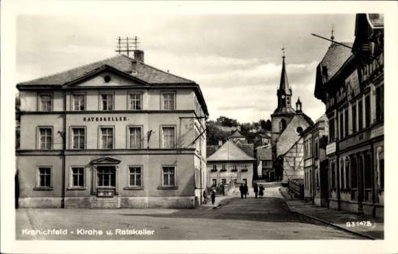 Ak Kranichfeld in Thüringen, Ratskeller, Kirche,  Architektur, Straßenansicht, Schwarz-Weiß-Foto