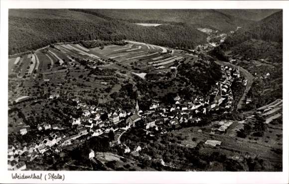 Ak Weidenthal in der Pfalz, Luftaufnahme von  Pfalz, Felder, Wald, Straßen