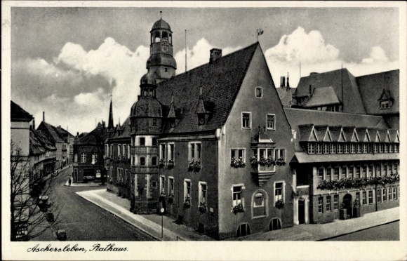 Ak Aschersleben im Salzlandkreis, Rathaus von   Architektur, Blumenschmuck, Wolken am Himmel