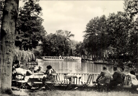 Ak Erkner in Brandenburg, Schiff auf dem Wasser, Menschen am Ufer, Bäume, Freizeitstimmung