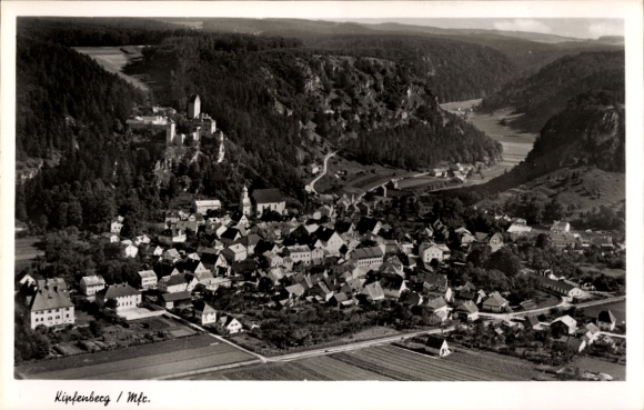 Ak Kipfenberg in Oberbayern, Luftaufnahme von  Burg und Wäldern, kleine Häuser, ländliche Umgebun